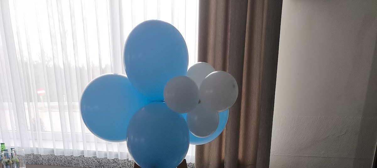 Balony w mniejszej sali motelu ES, przygotowanie do chrzcin