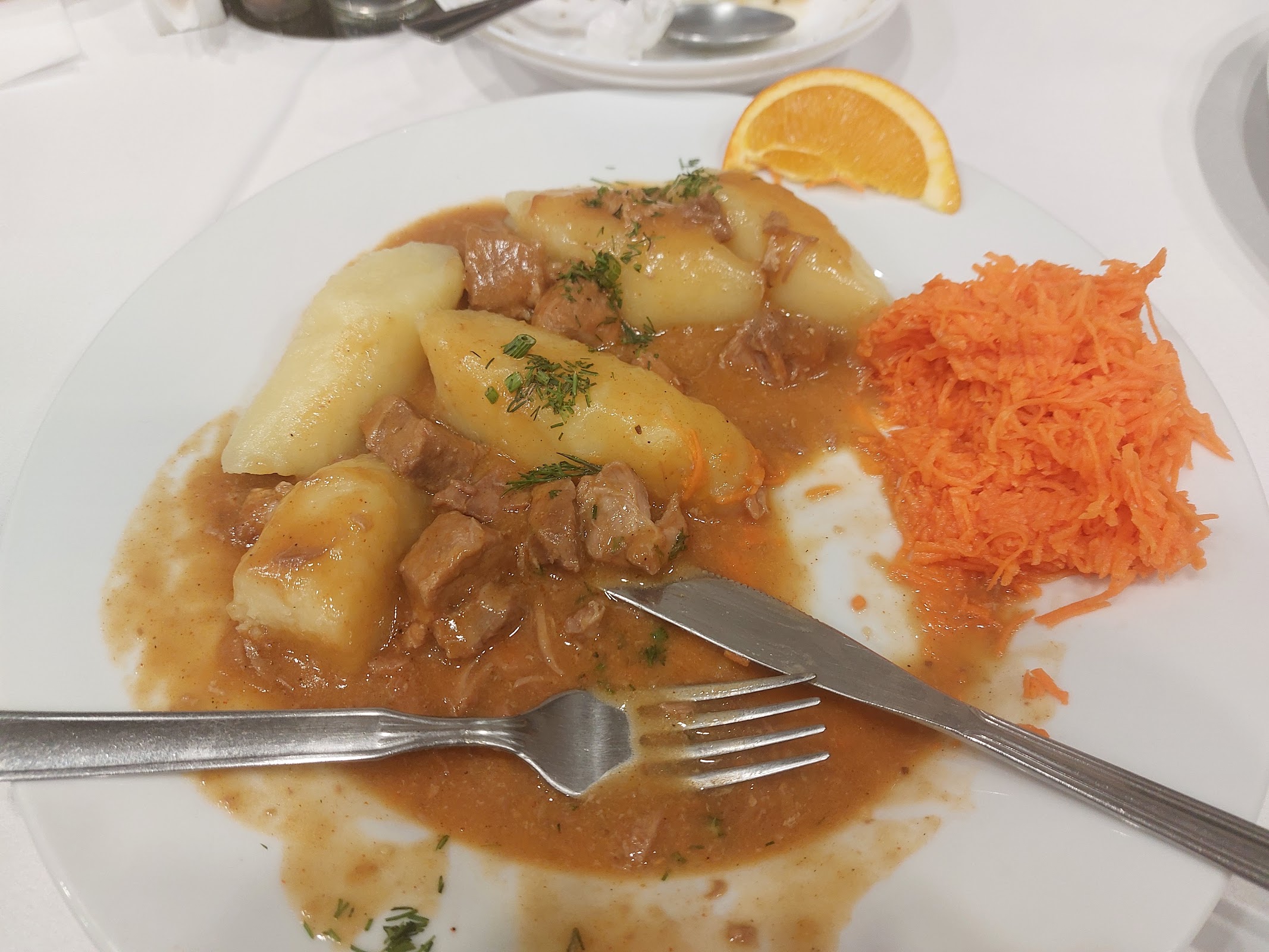 Obiad w restauracji ES: kluski śląskie z gulaszem i marchewką