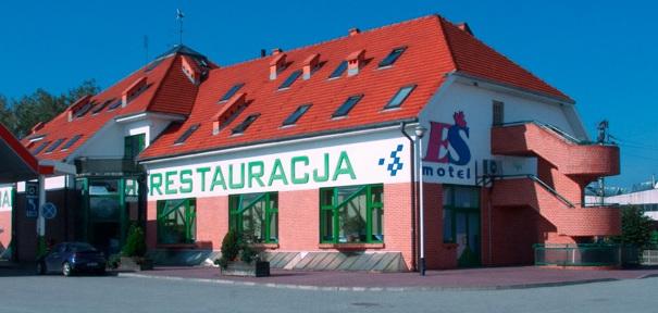 Budynek restauracji ES w Wieruszowie z zielonymi witrynami i szyldem Restauracja